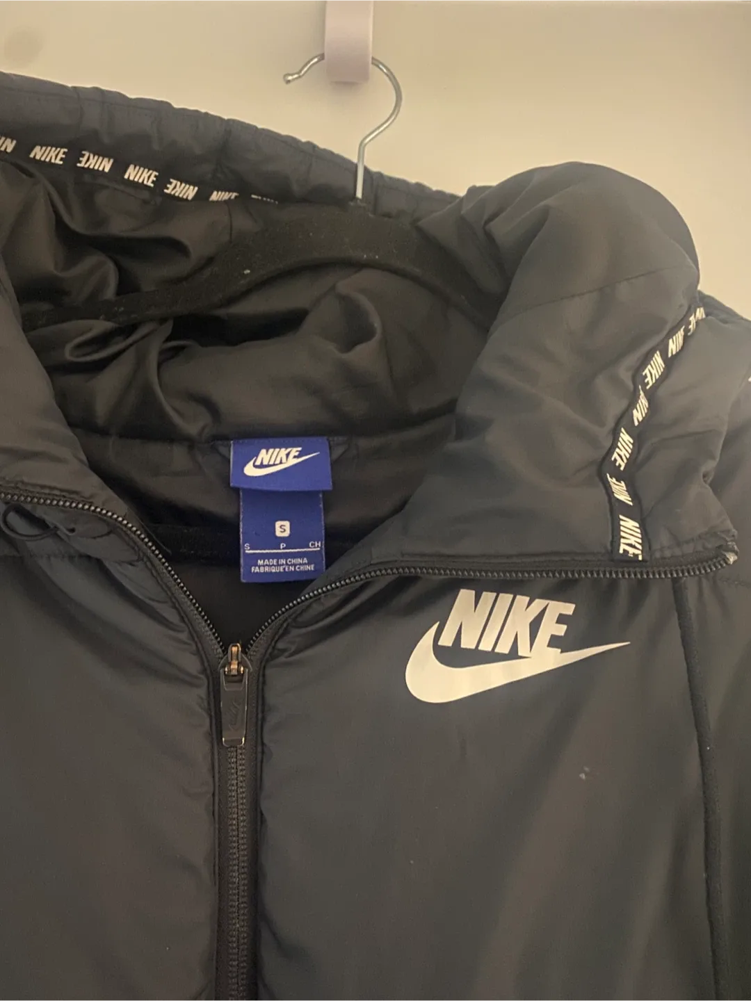 Nike Black Puffer Jacket - Size S image indicator(4)