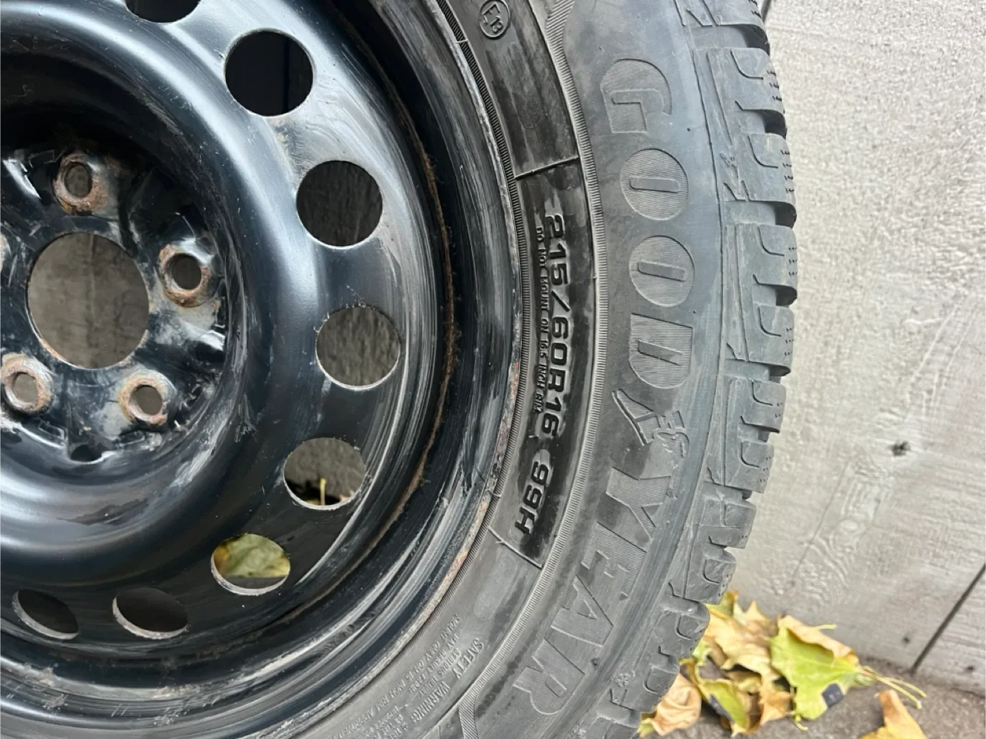 Goodyear UltraGrip Performance+ Tire 215/60R16 image indicator(2)