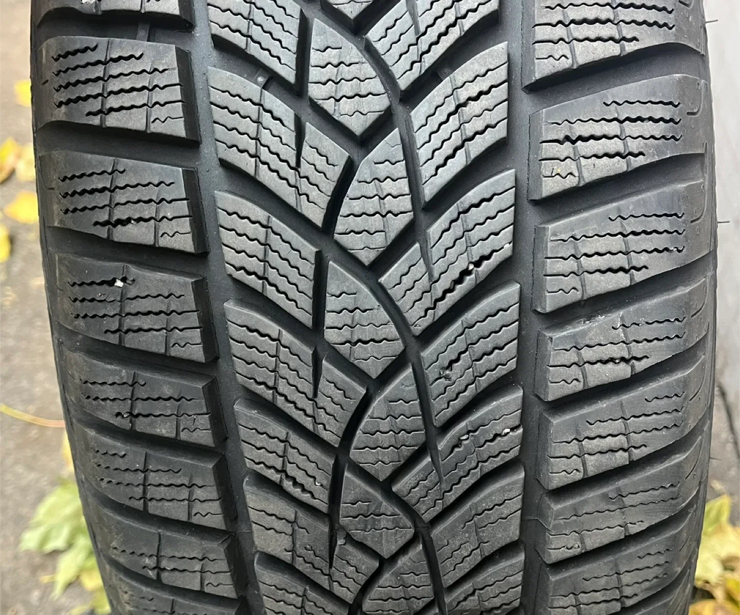 Goodyear UltraGrip Performance+ Tire 215/60R16 image indicator(4)