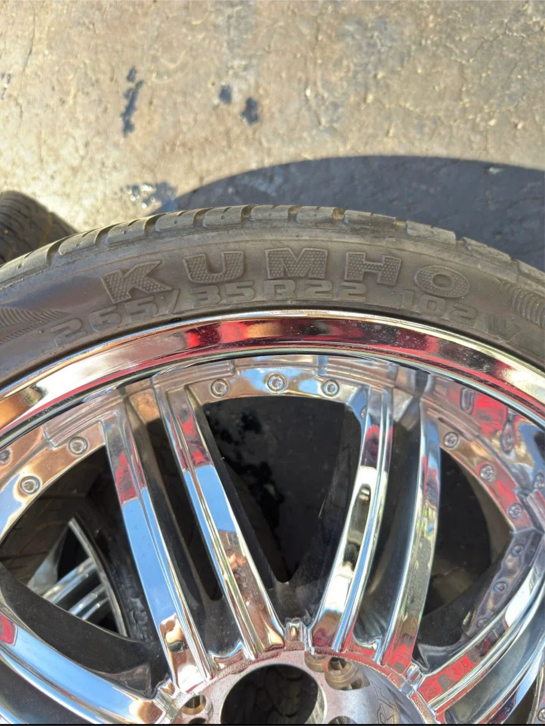 Kumho Tires & Chrome Rims - 265/35R22 image indicator(2)