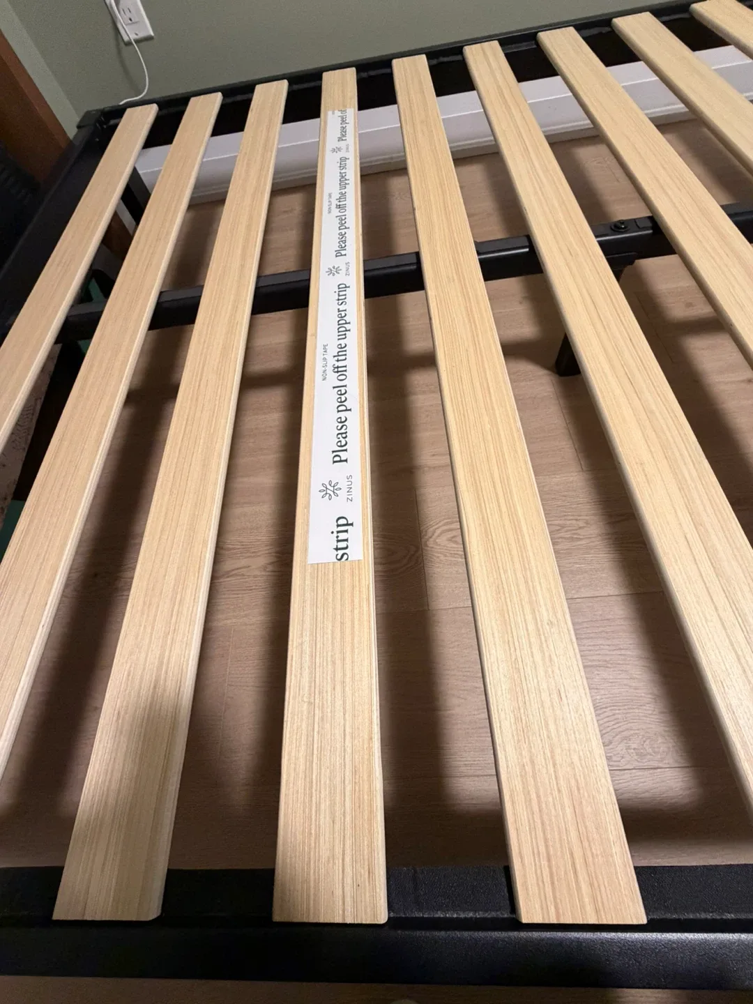 Minimalist low-profile bed frame (full size) image indicator(5)