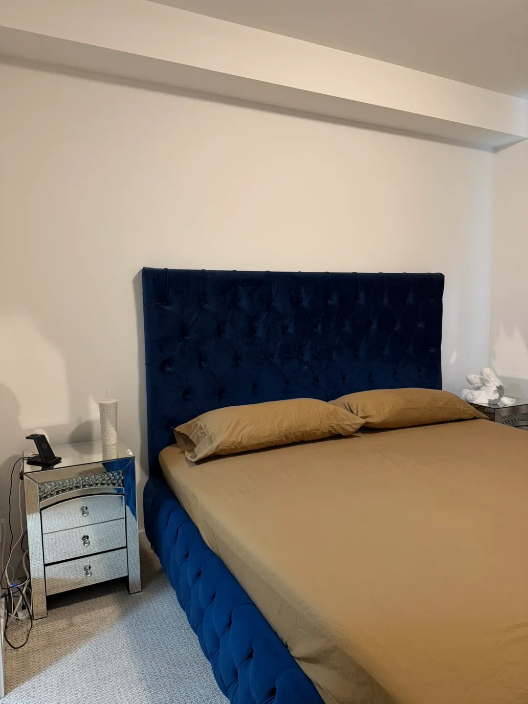 King size bed and nightstands for sale !