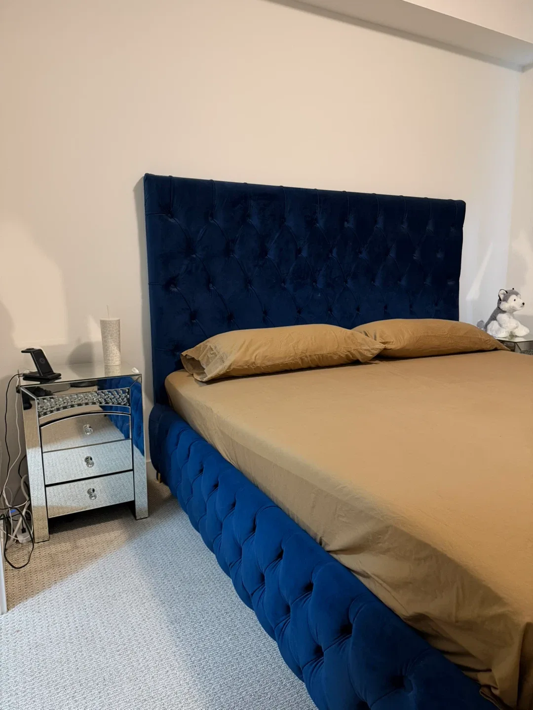 King size bed and nightstands for sale ! image indicator(6)