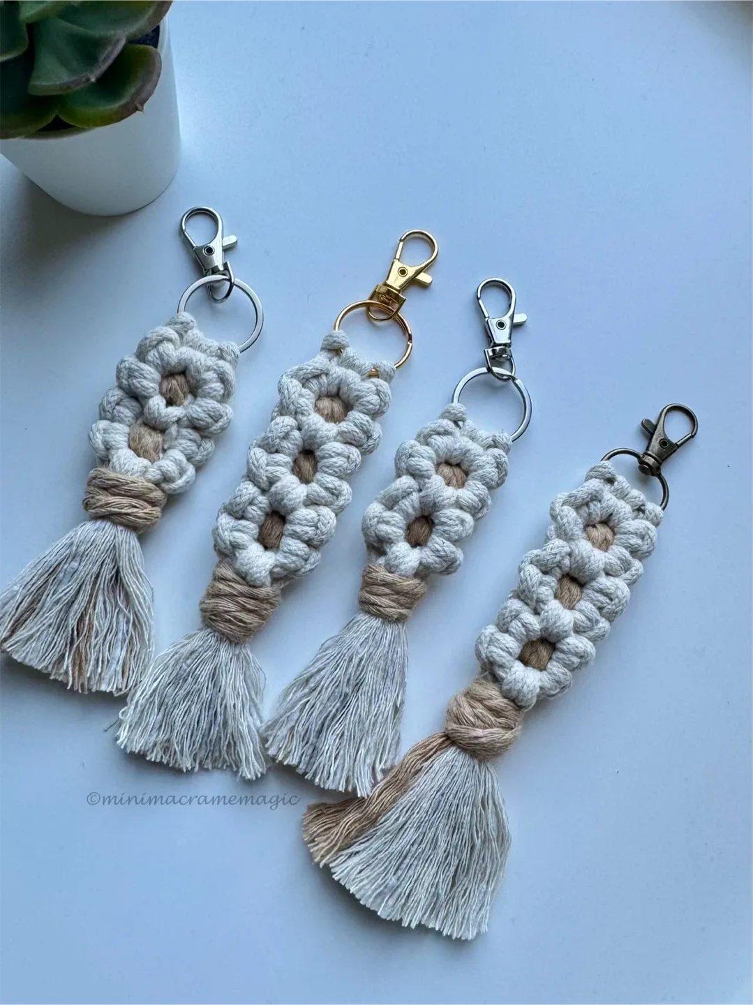 Handmade Macrame Flower Keychain image indicator(2)