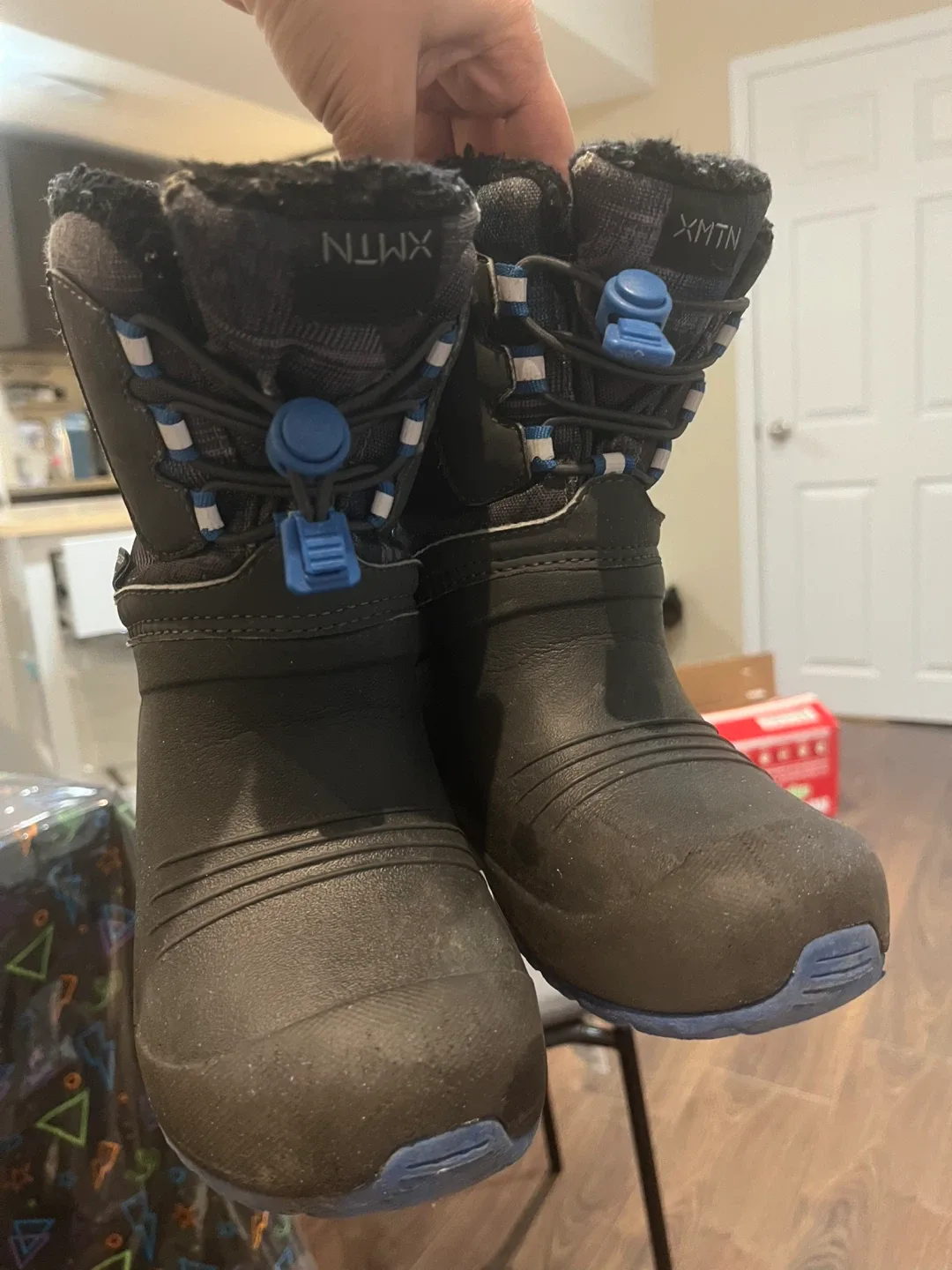 XMTN Winter Boots Size 11 image indicator(2)