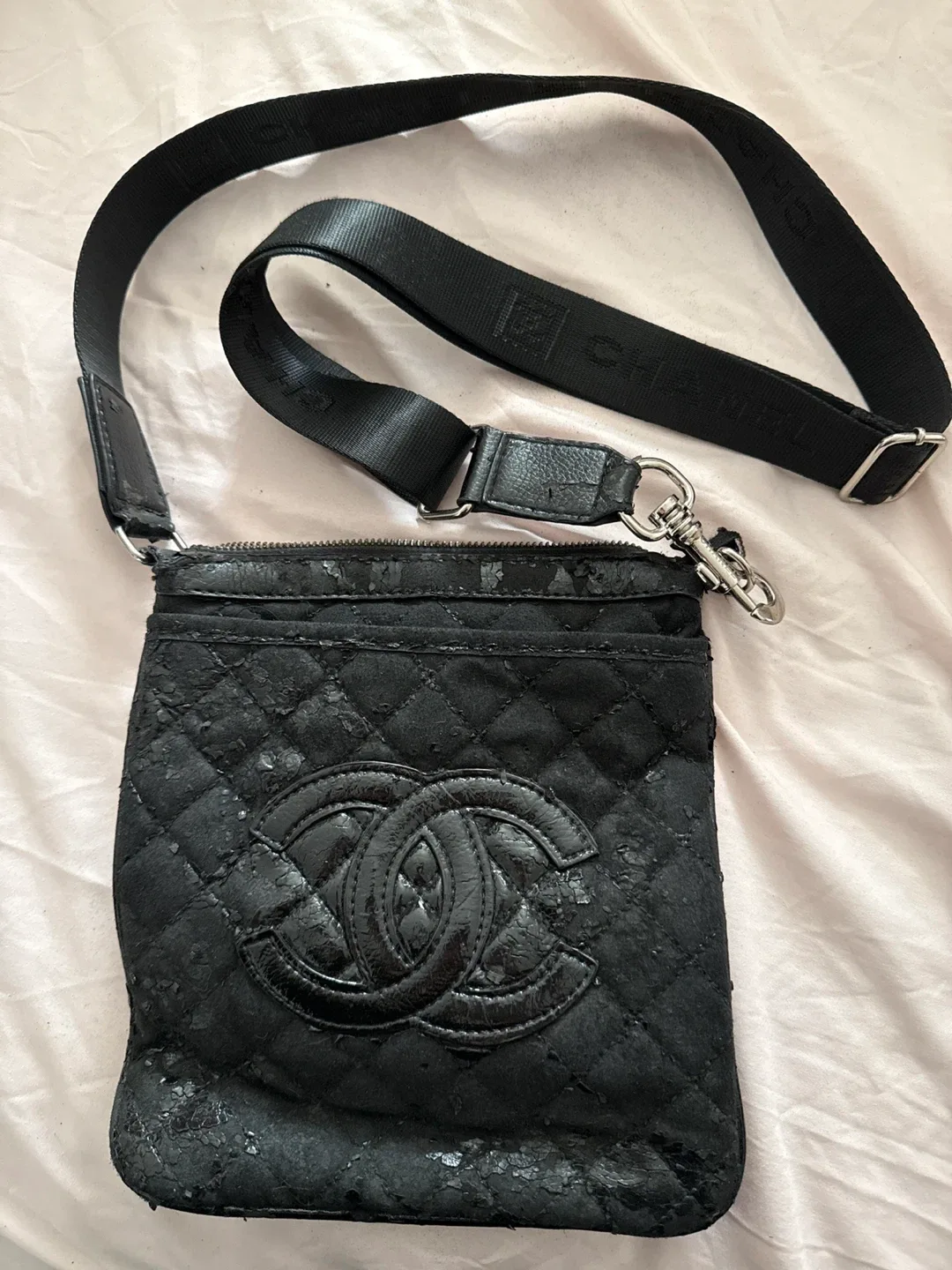 Chanel Black Quilted Crossbody Bag image indicator(4)