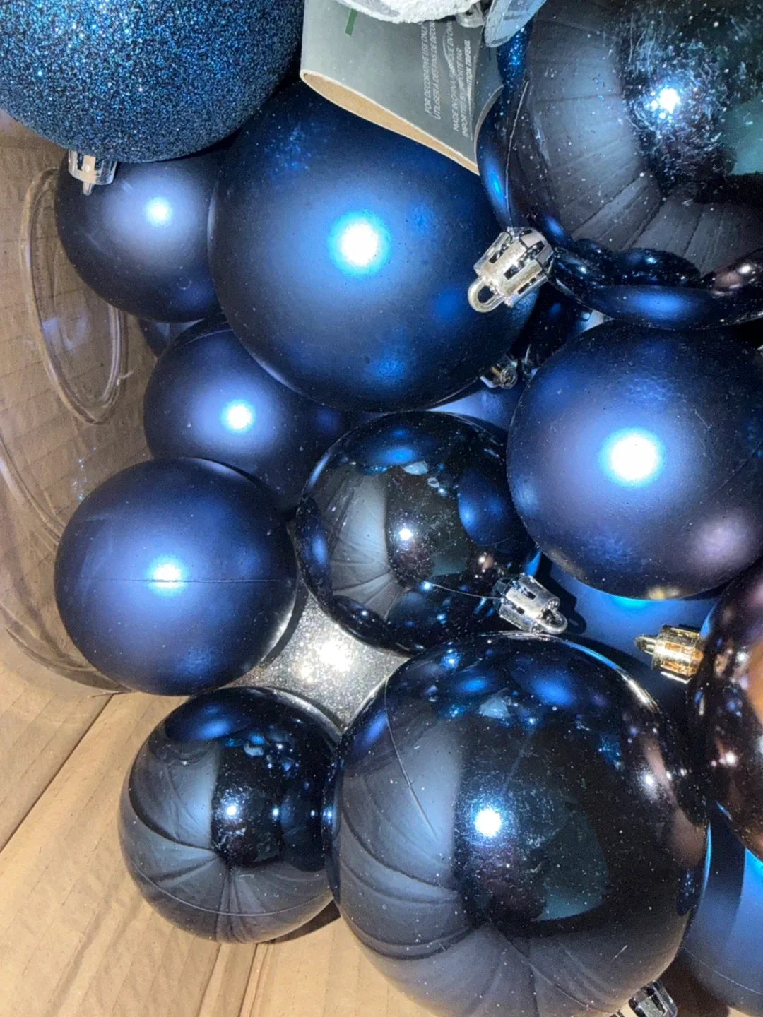 NOMA Pre-Lit Kensington Christmas Tree & Ornaments image indicator(3)