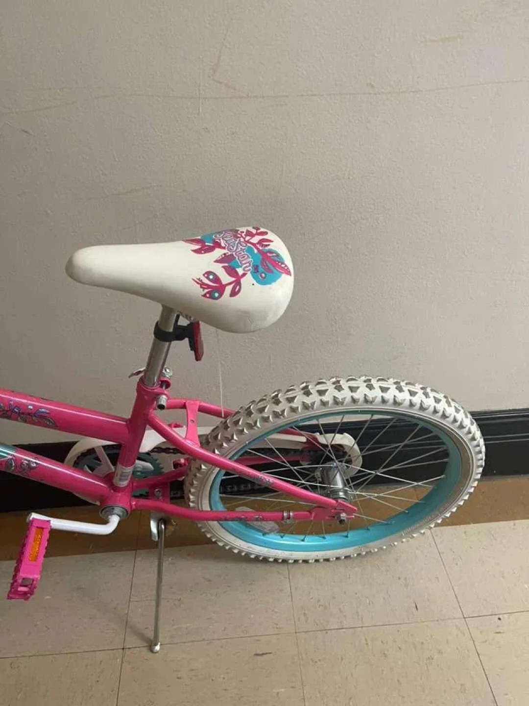 Huffy Girls Bike, Pink & White image indicator(2)