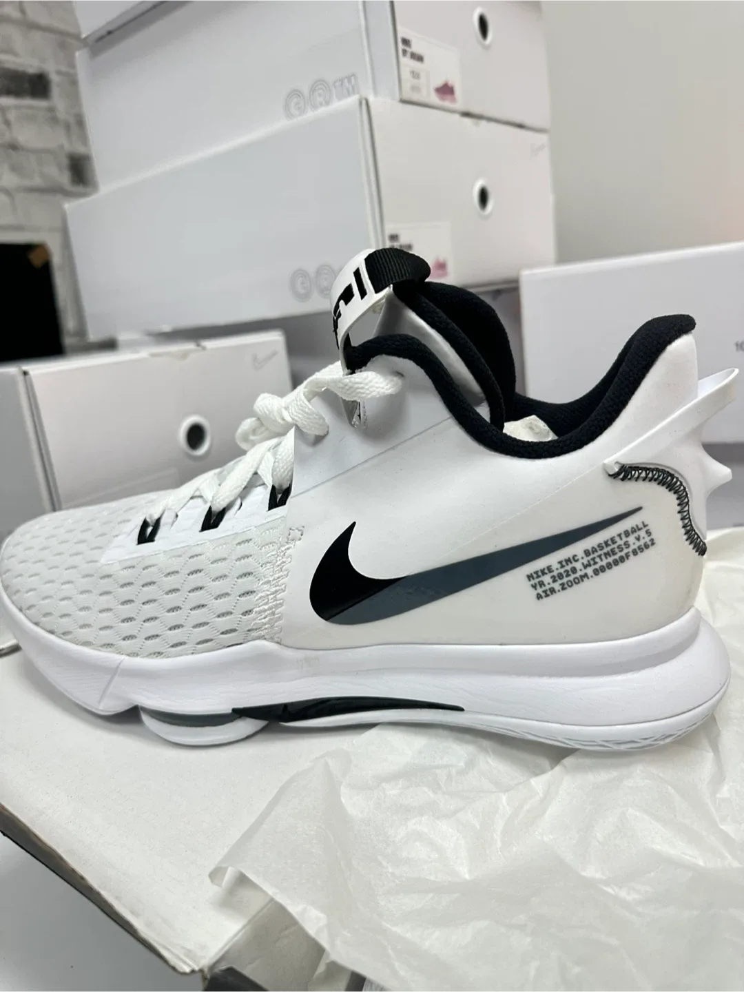 Nike LeBron Witness V White/Black, Men's US 12 image indicator(2)