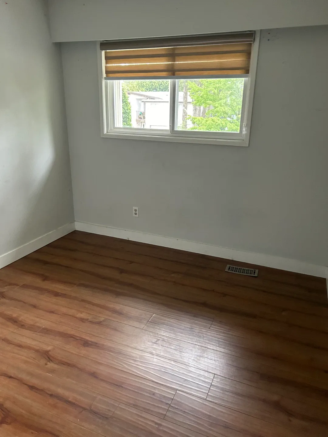 3 bedroom and 1and half washroom house for rent image indicator(9)