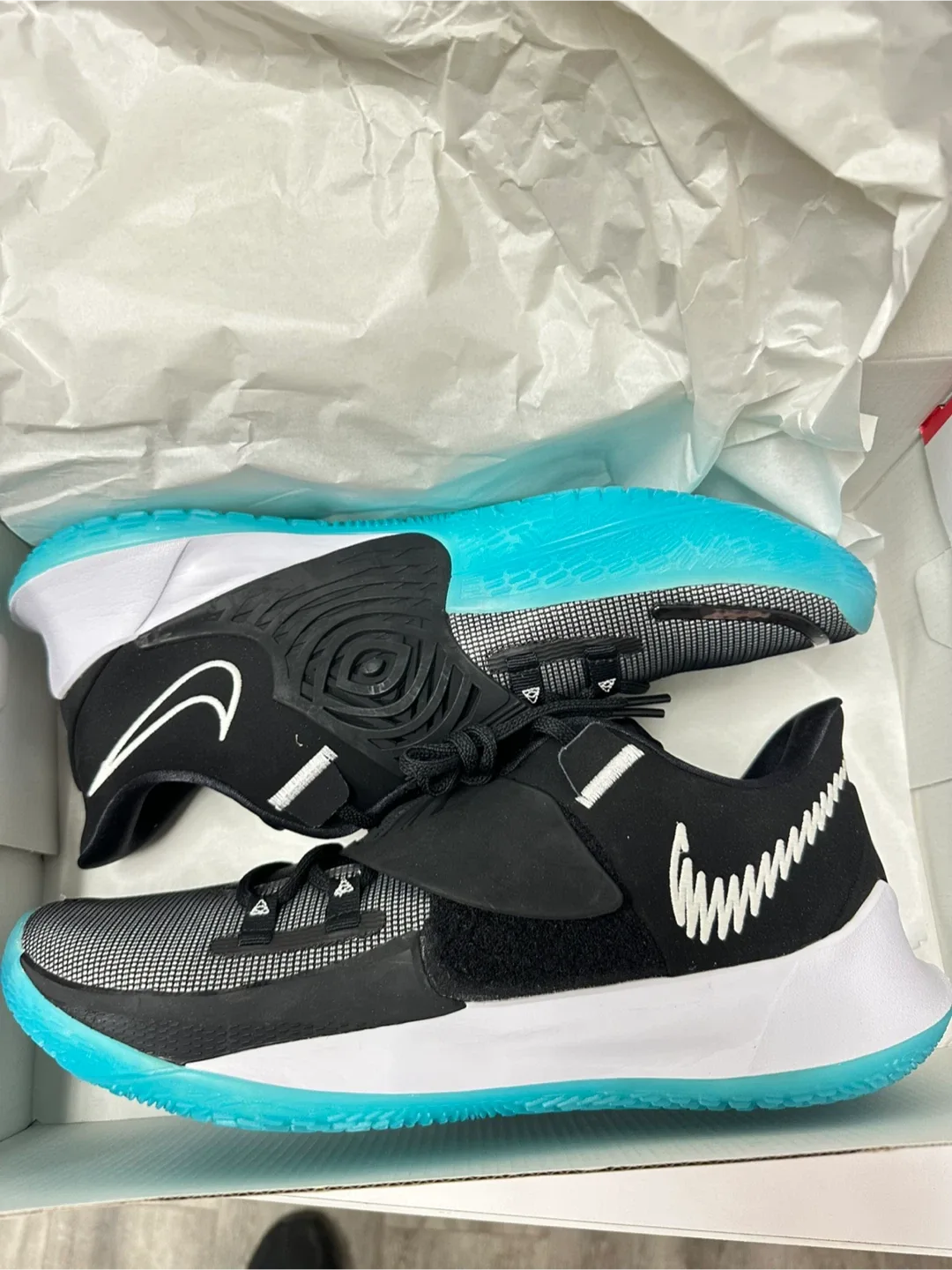 Nike Kyrie Low 3 Basketball Shoes - Size 12.5 image indicator(4)