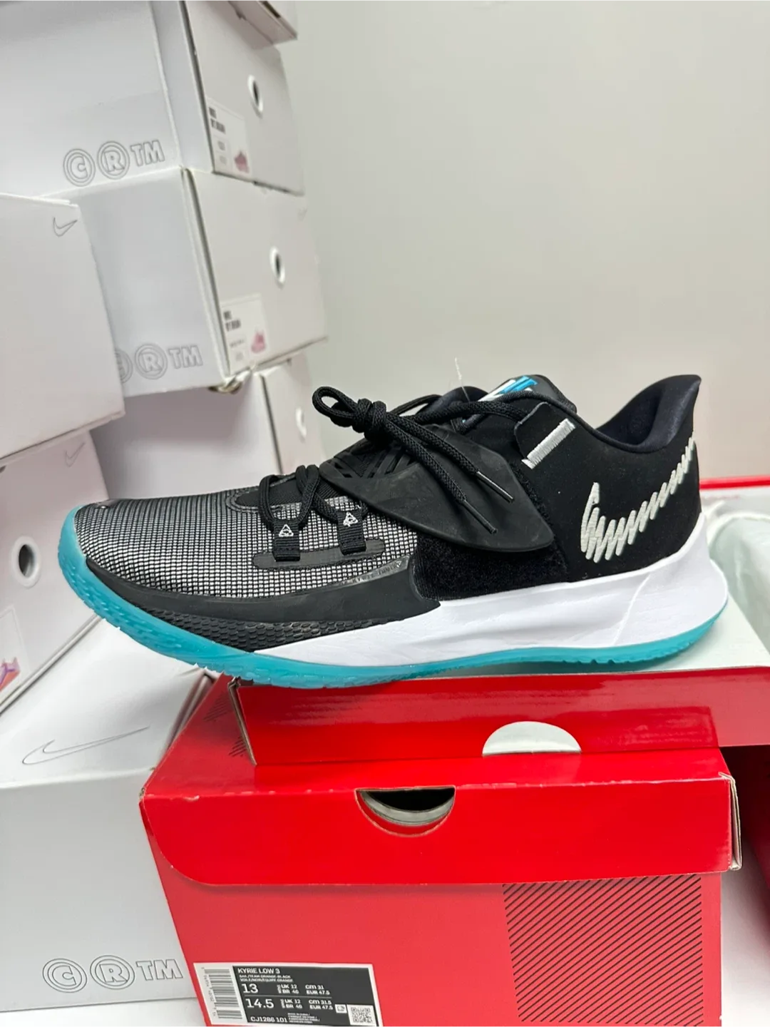 Nike Kyrie Low 3 Basketball Shoes - Size 12.5 image indicator(2)