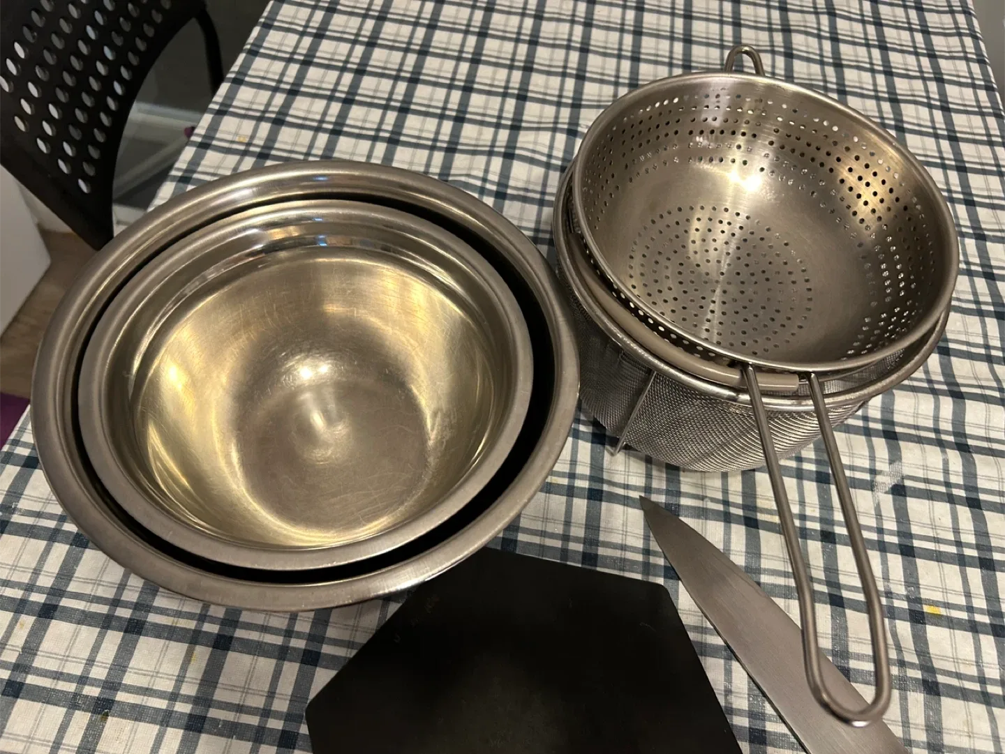 Mixing Bowls, Colander, Cutting Board, Knife image indicator(3)