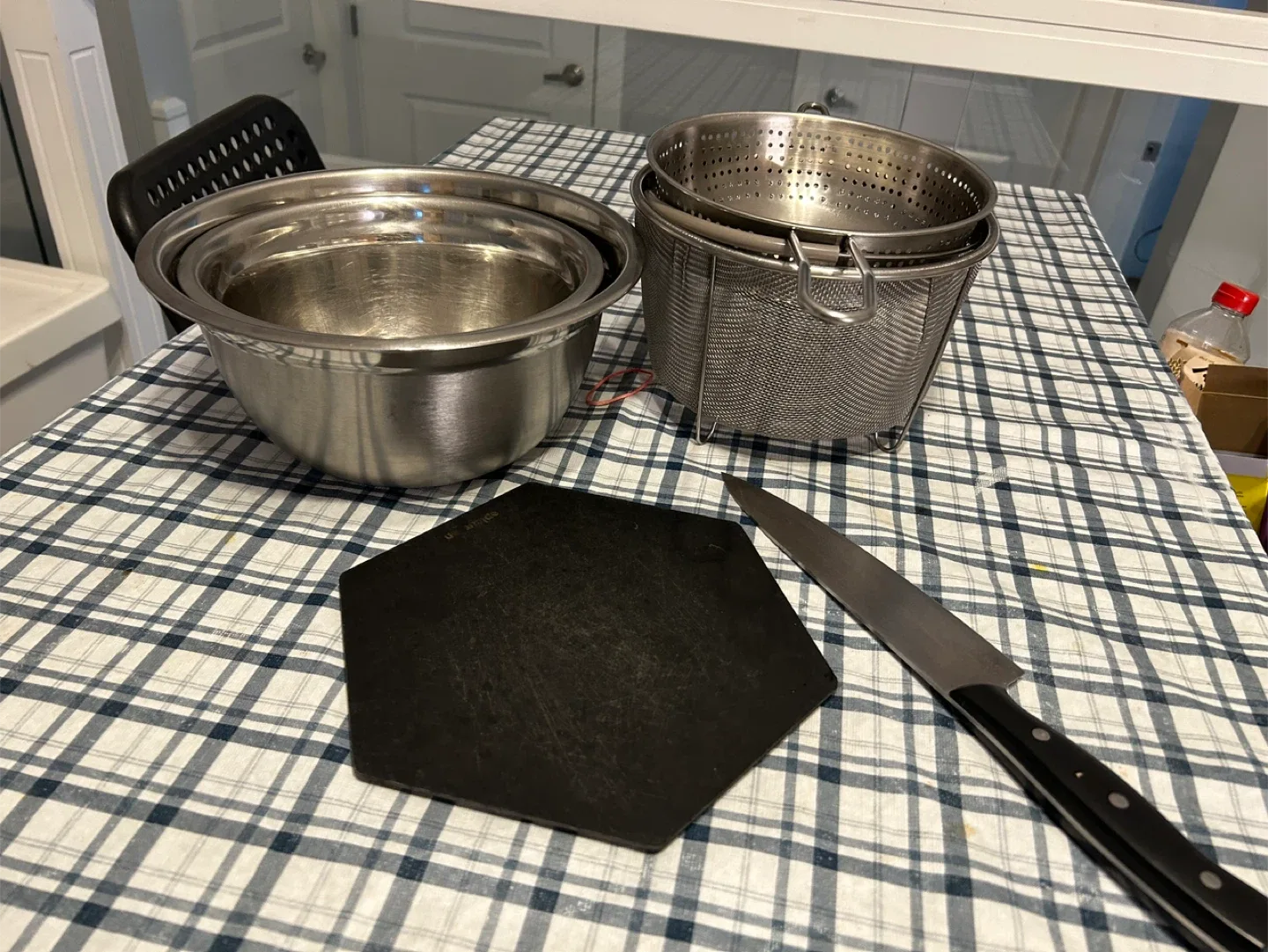 Mixing Bowls, Colander, Cutting Board, Knife image indicator(2)