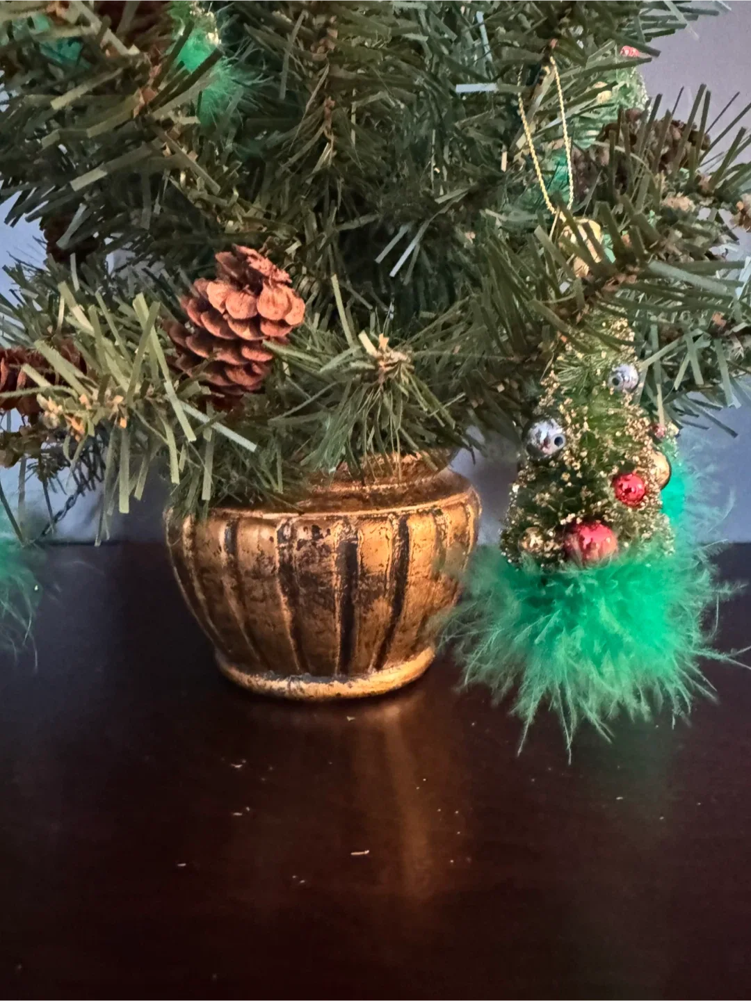 Small Decorated Christmas Tree image indicator(5)