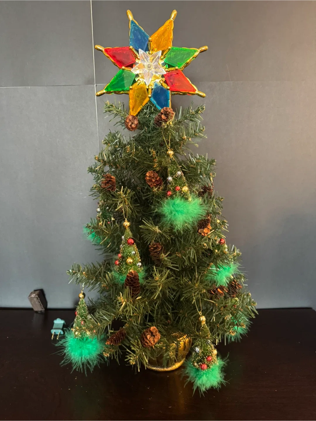 Small Decorated Christmas Tree image indicator(2)