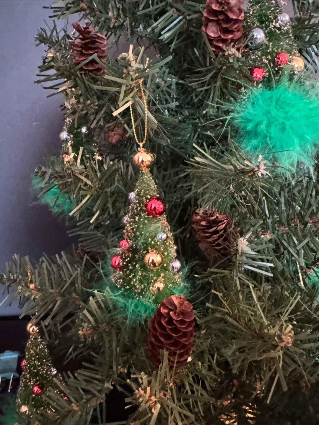 Small Decorated Christmas Tree image indicator(4)