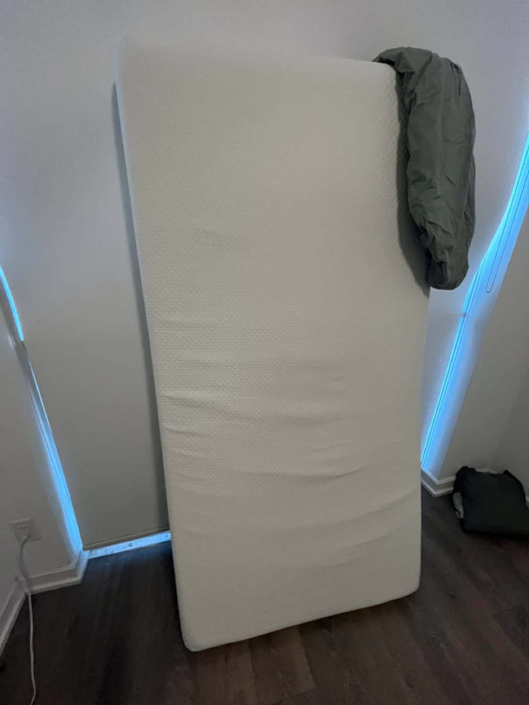 #Cleanout Gently used twin memory foam mattress - photo 3