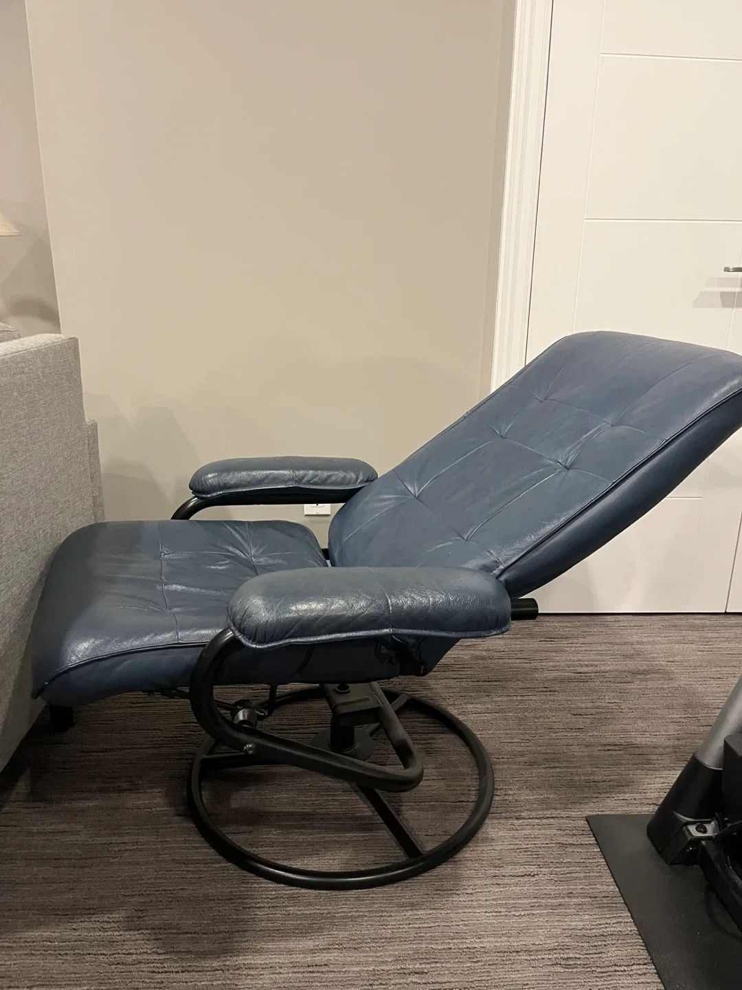 Blue Leather Chair image indicator(3)