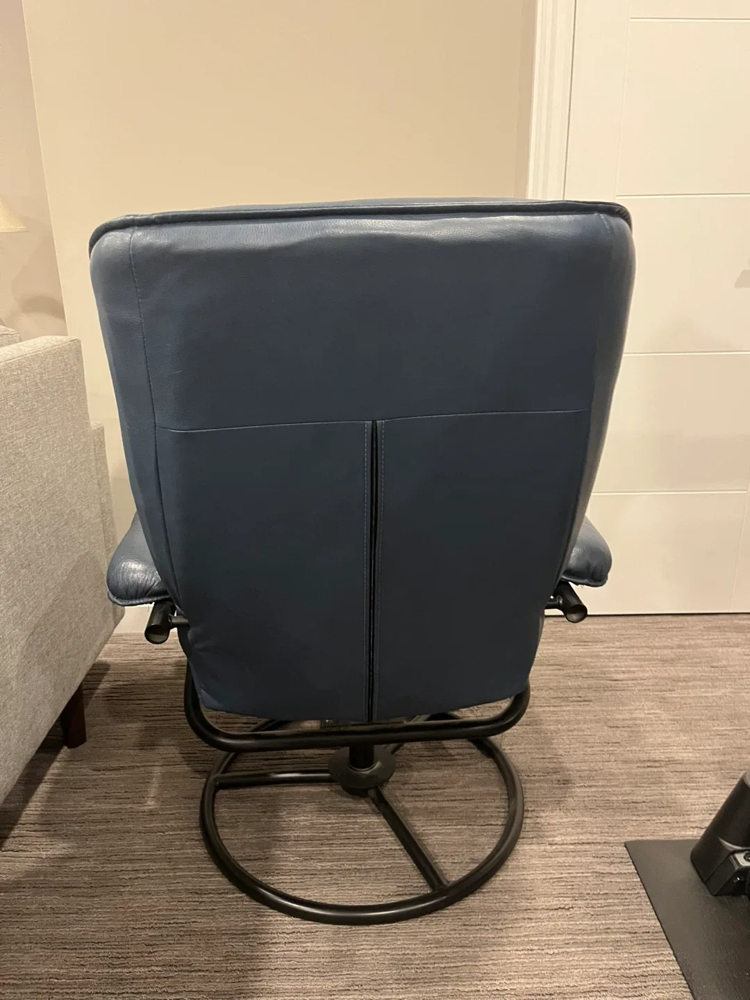 Blue Leather Chair image indicator(2)