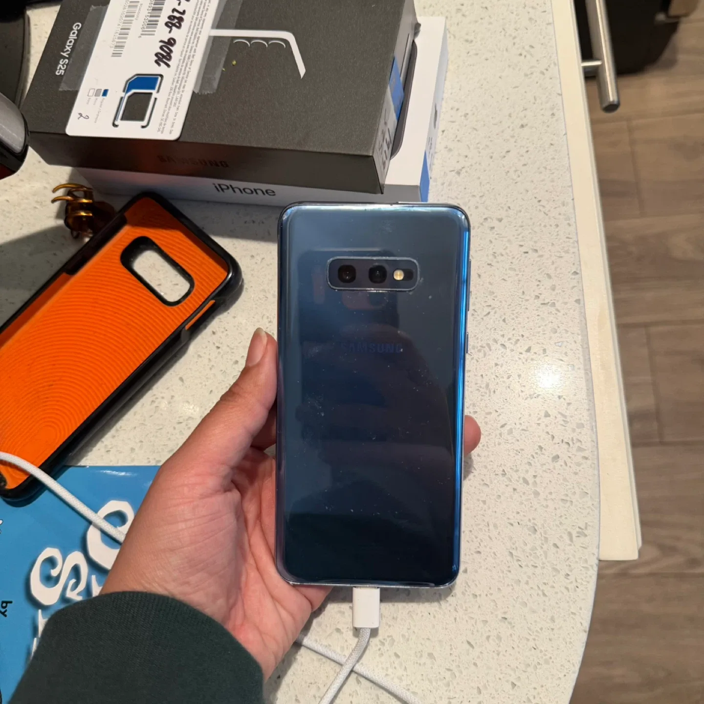 Samsung Galaxy S10e with Case image indicator(2)