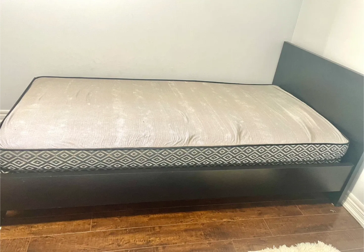 Single bed with Mattress