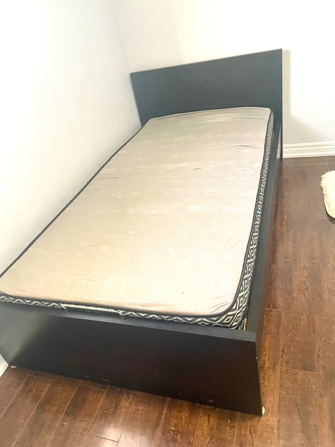 Single bed with Mattress image indicator(3)