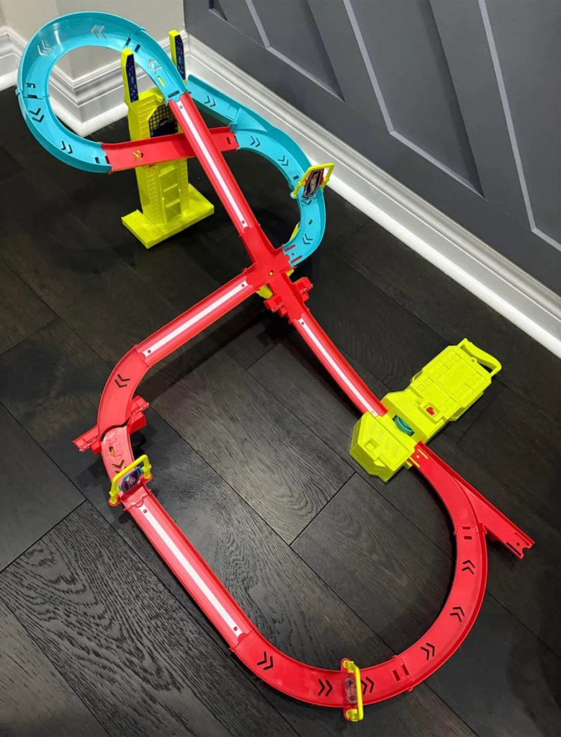 Hot Wheels Neon Skyscraper Track Set