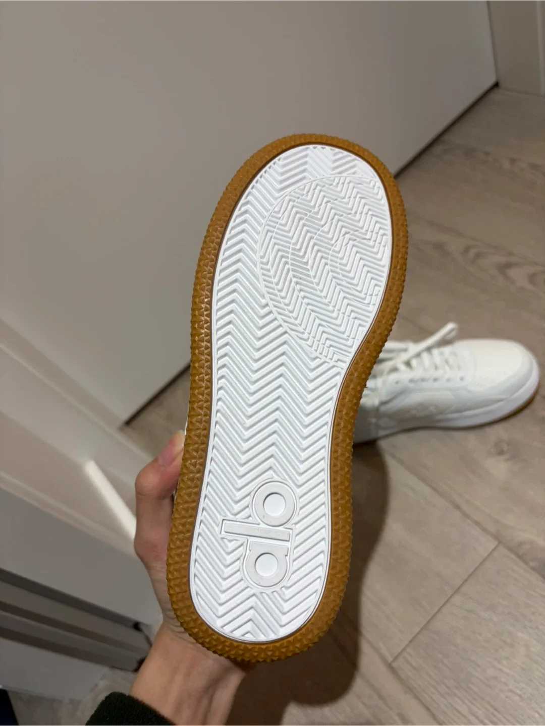 ALO White Sneakers US 6 image indicator(3)