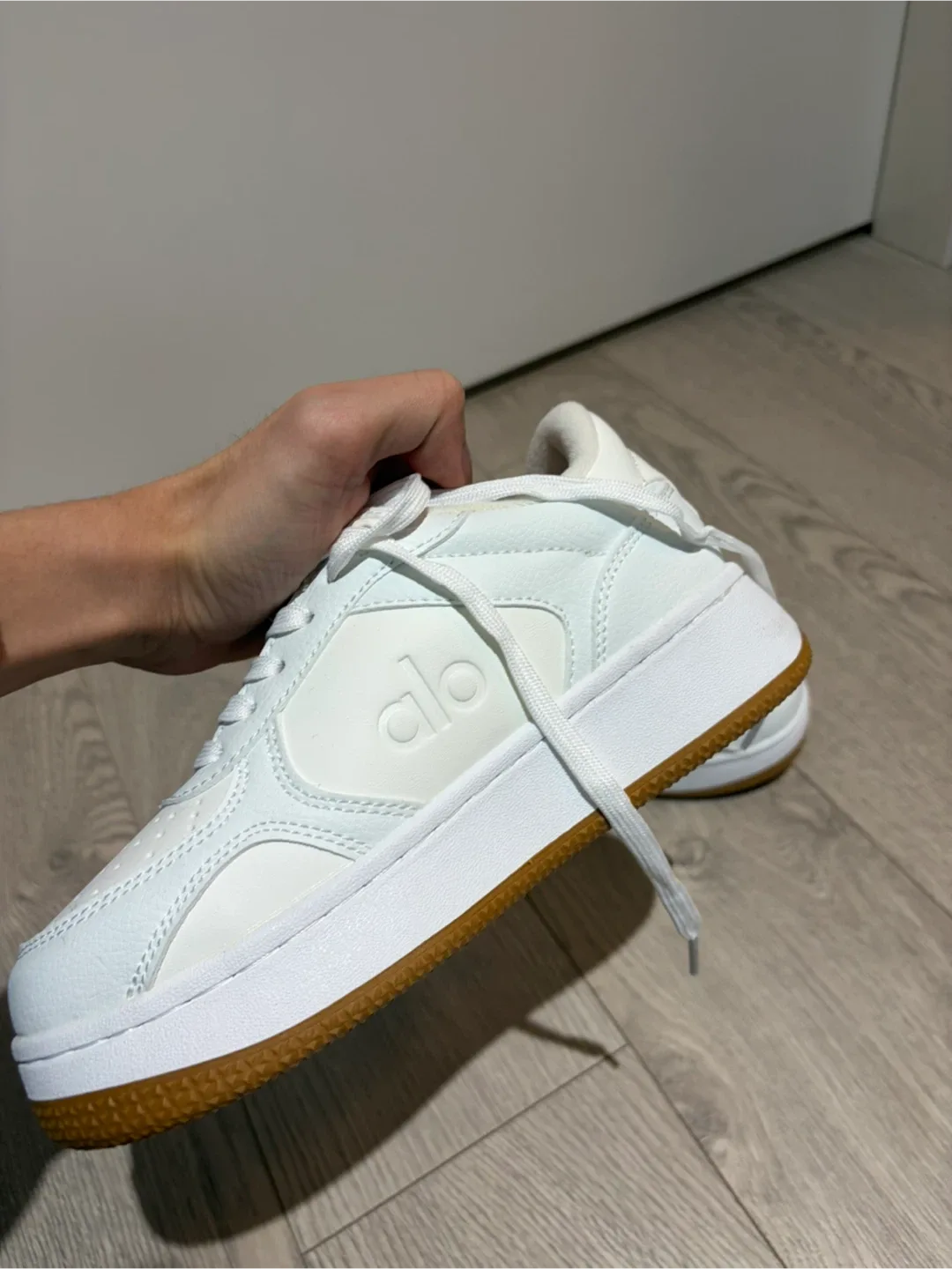 ALO White Sneakers US 6 image indicator(2)