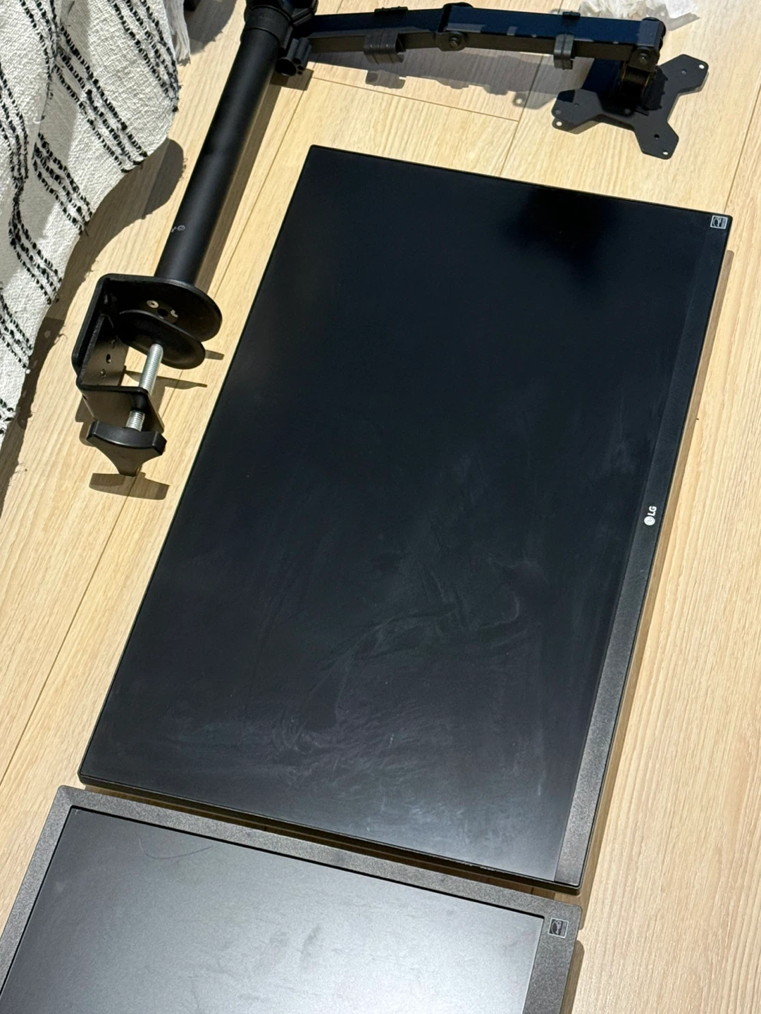 2 LG Monitors with Table Mount