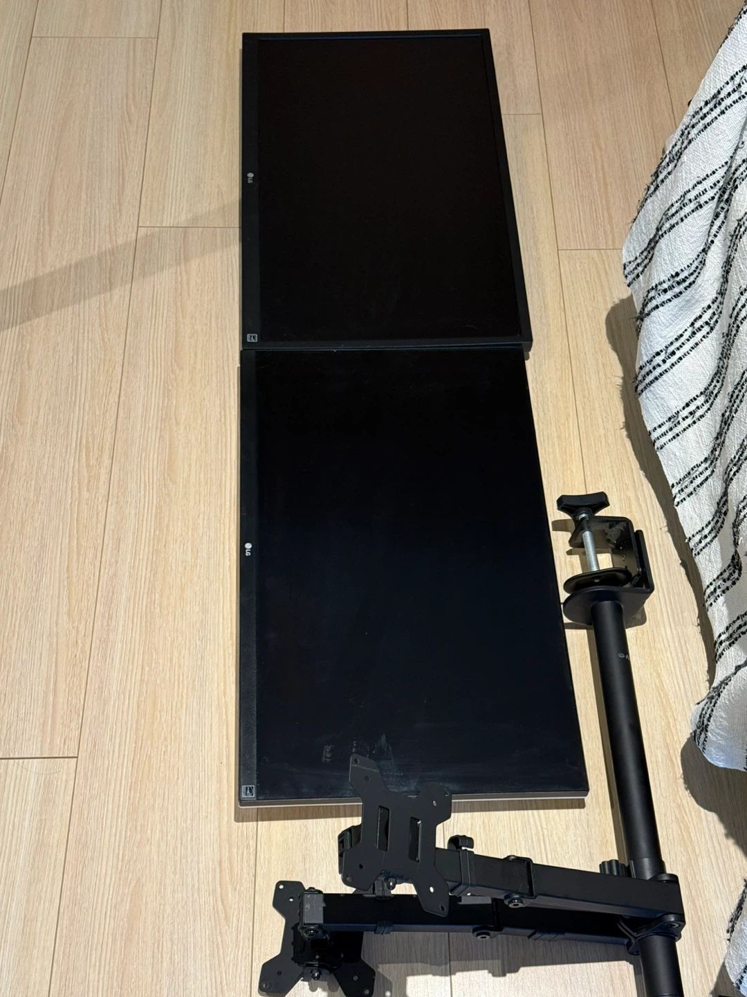 2 LG Monitors with Table Mount - photo 3