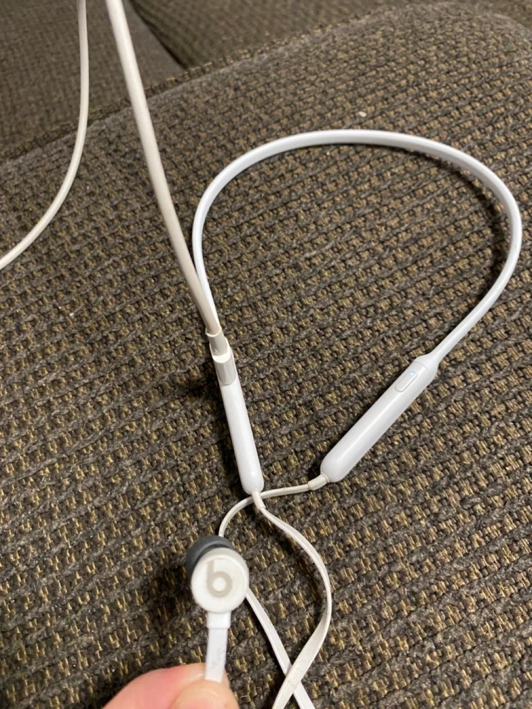 Beats Flex Wireless Earphones - White image indicator(2)