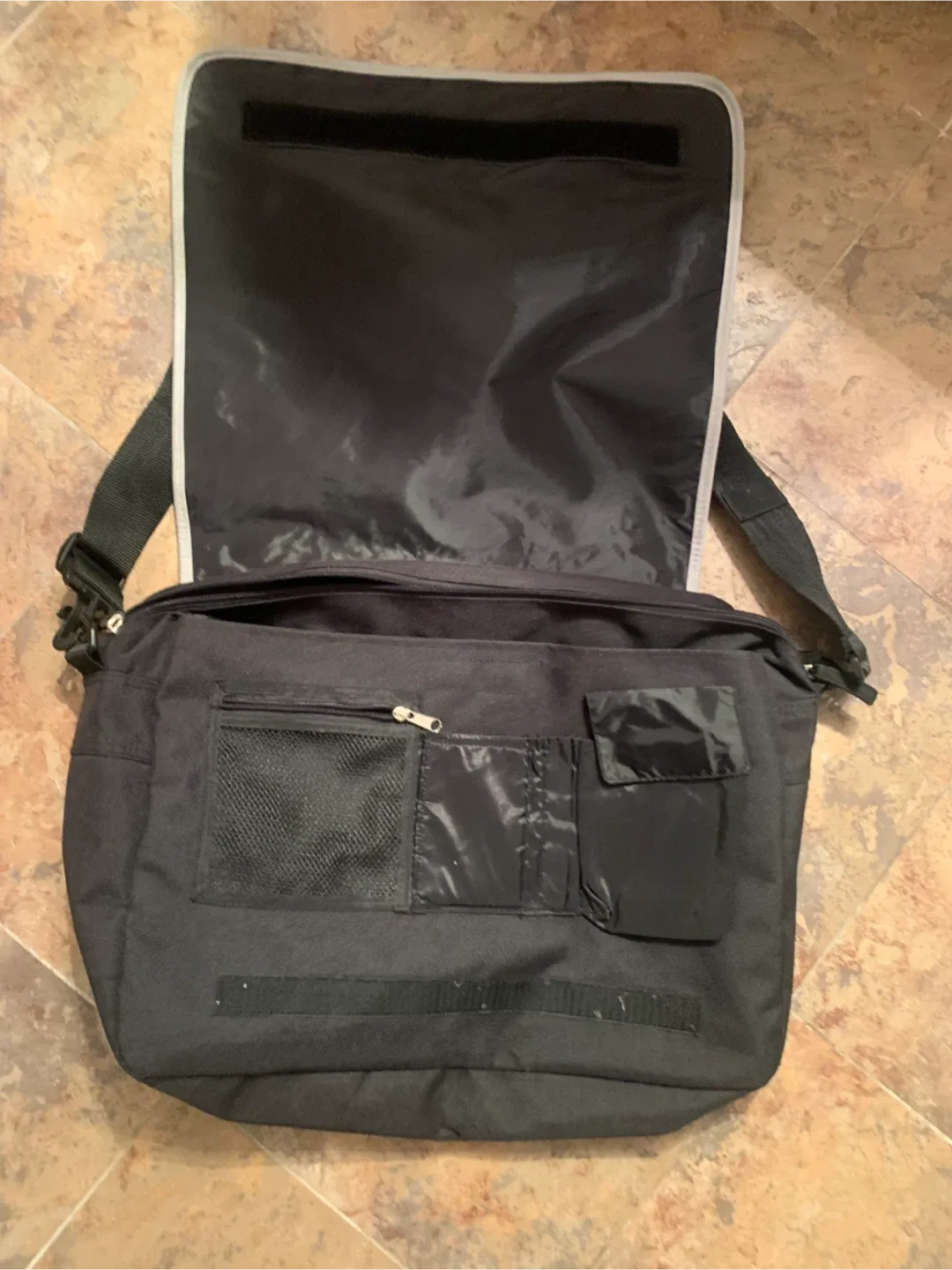 Reebok Black Messenger Bag image indicator(2)