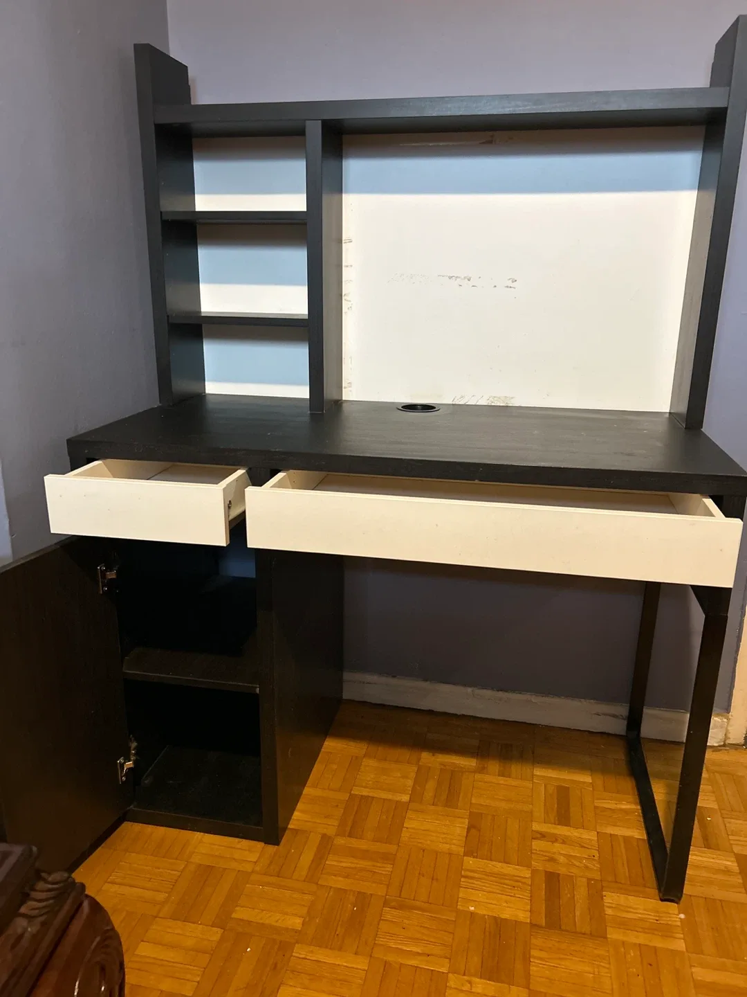 Black & White Desk with Hutch image indicator(2)