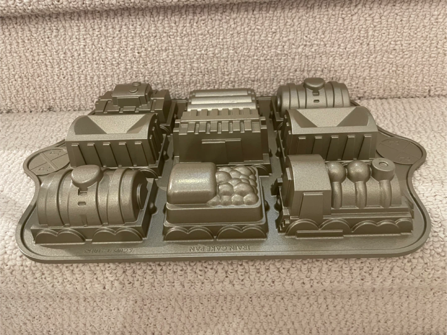 Williams Sonoma Railway Cake Pan - photo 4