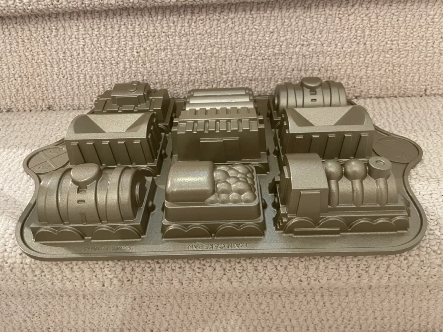 Williams Sonoma Railway Cake Pan image indicator(4)