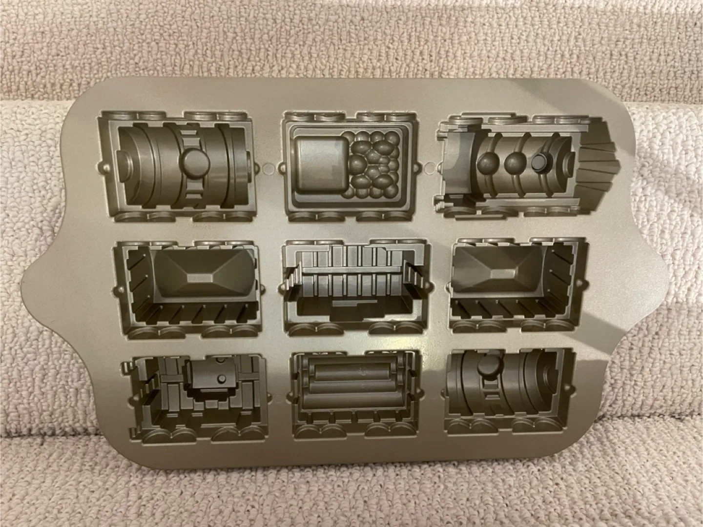 Williams Sonoma Railway Cake Pan image indicator(3)