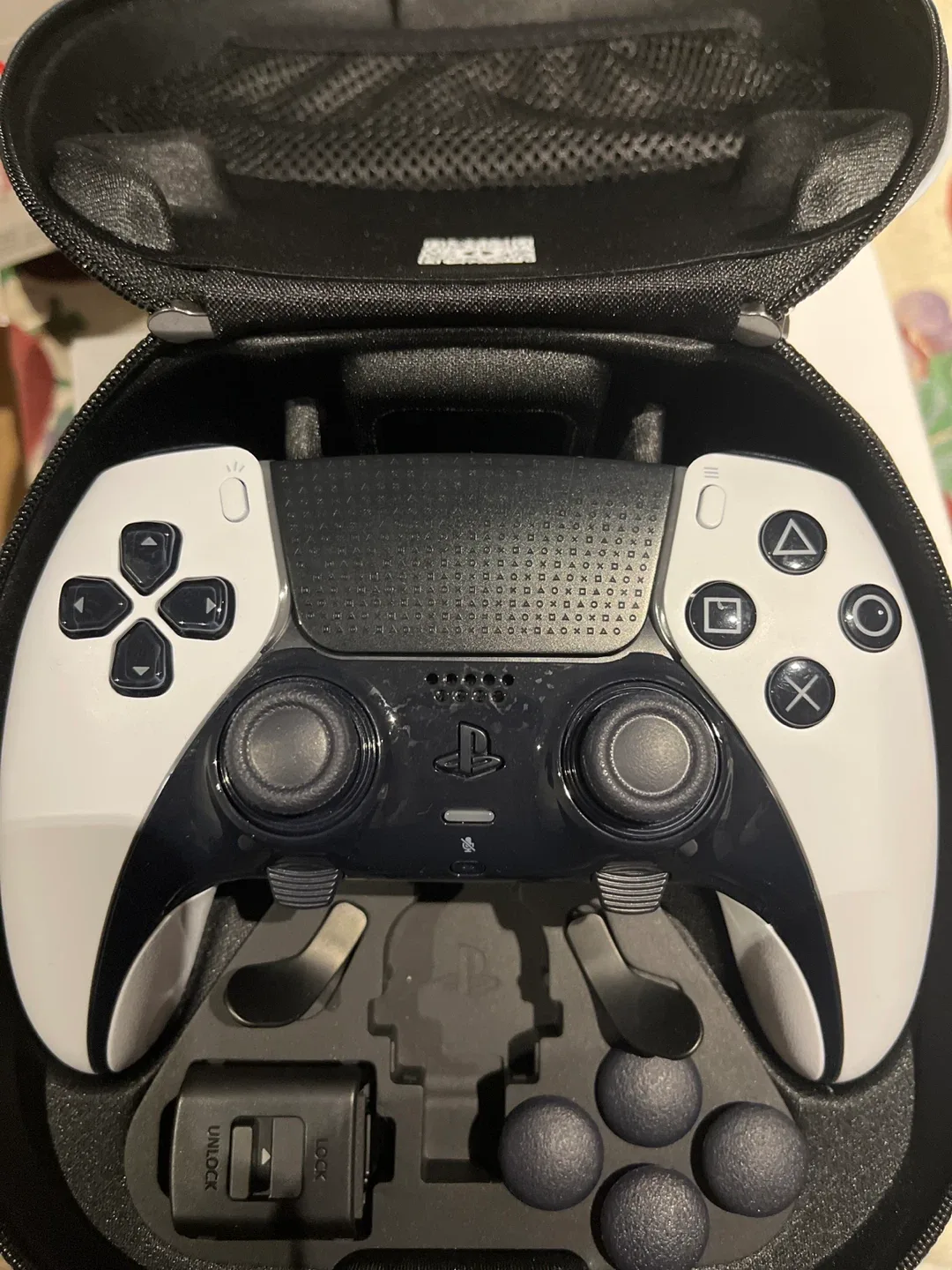 Open box PlayStation PRO Controller image indicator(2)