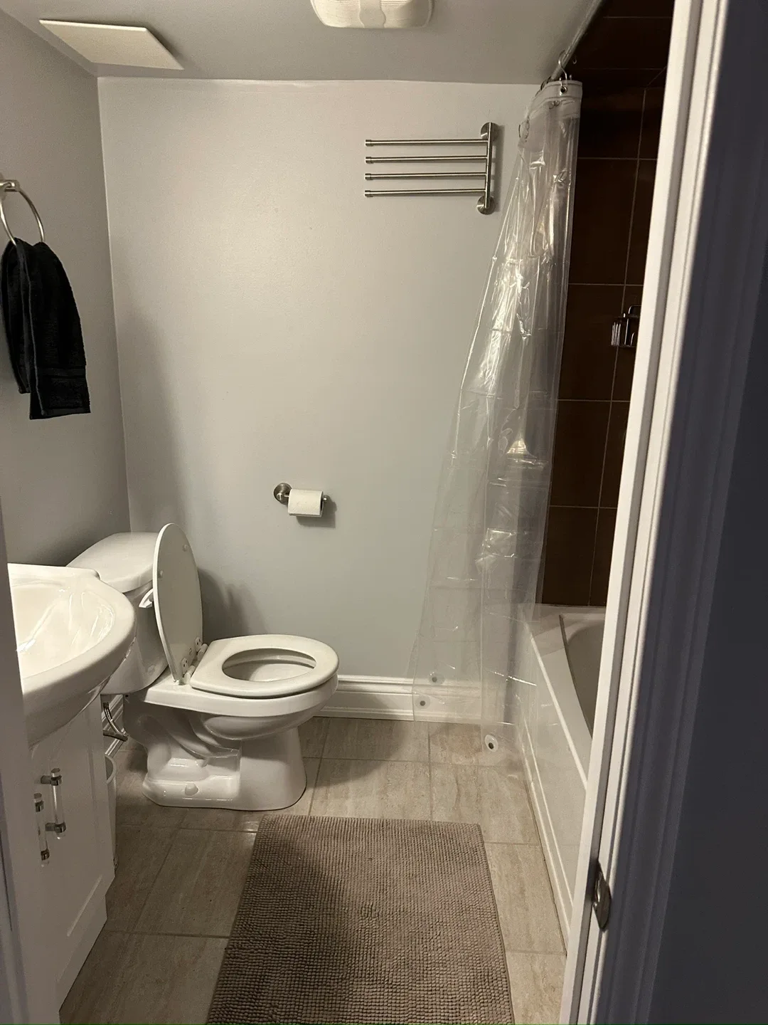 Bachelor for rent near Mavis and 407 image indicator(4)