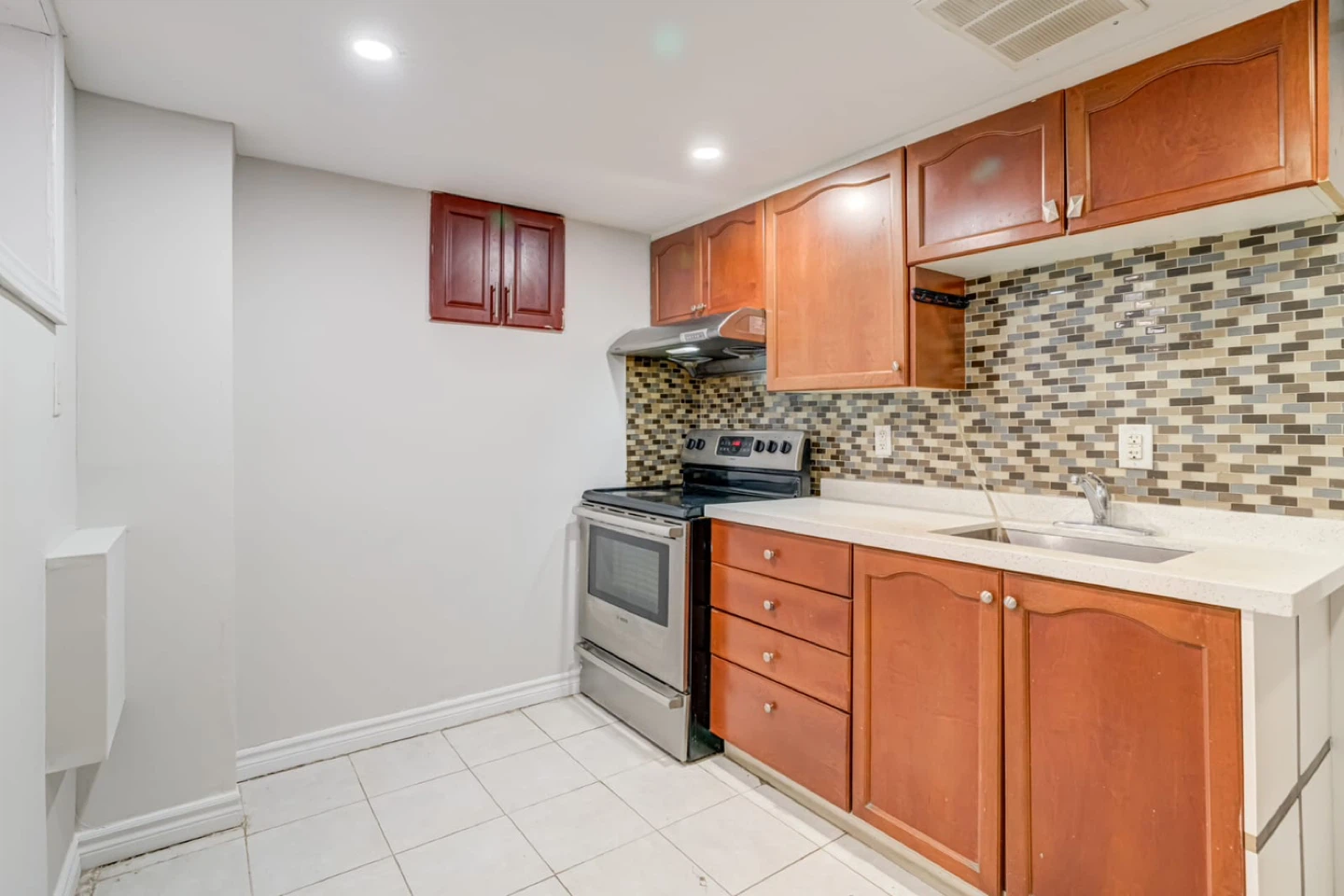 Freshly Renovated 2-Bedroom, 1-bathroom Walk-In Basement - photo 4