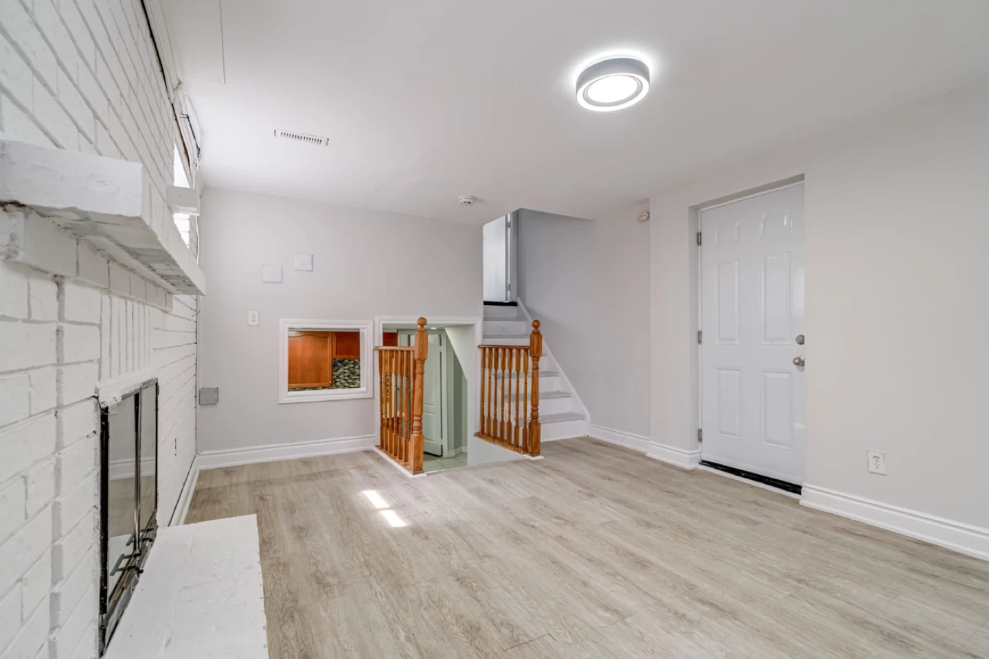 Freshly Renovated 2-Bedroom, 1-bathroom Walk-In Basement - photo 2