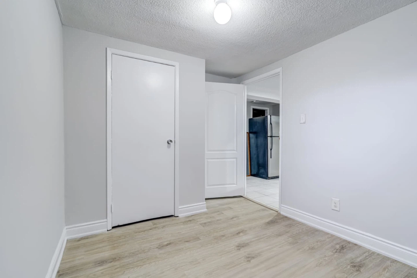 Freshly Renovated 2-Bedroom, 1-bathroom Walk-In Basement - photo 5