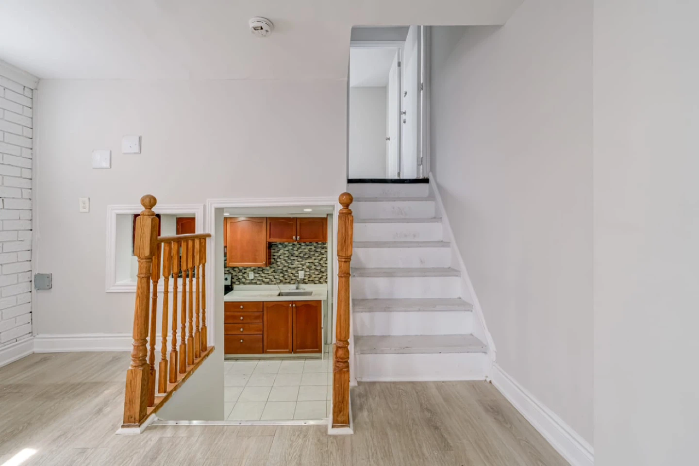 Freshly Renovated 2-Bedroom, 1-bathroom Walk-In Basement - photo 3