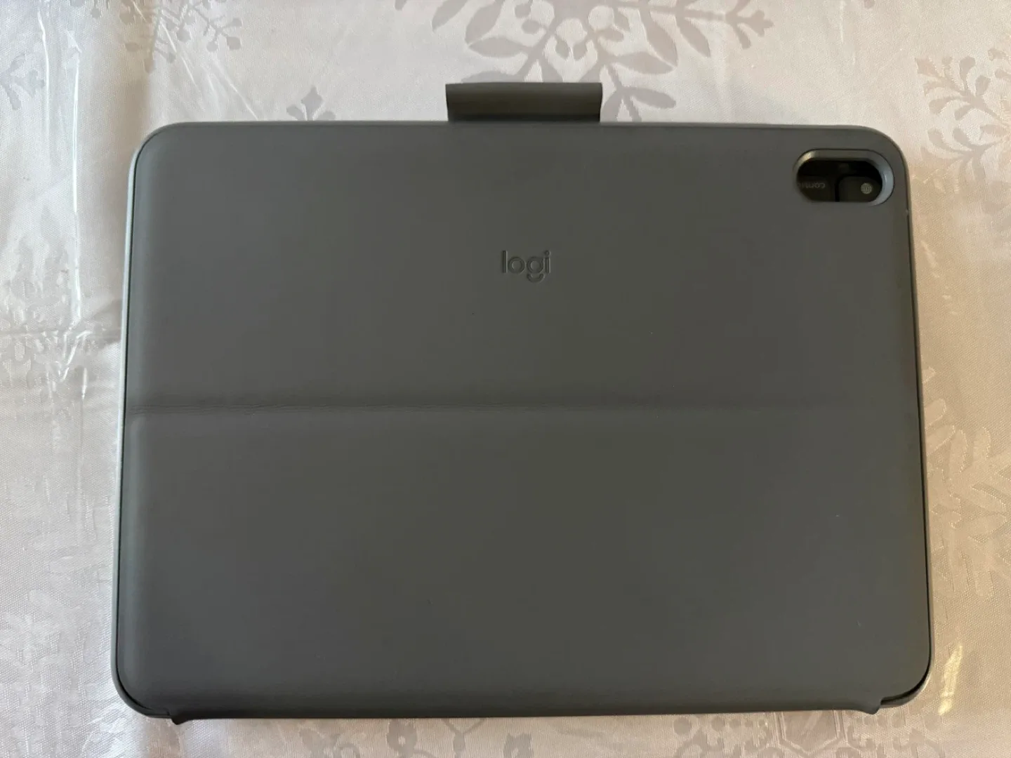 Logitech Slim Folio Keyboard Case for iPad (10th gen) image indicator(2)