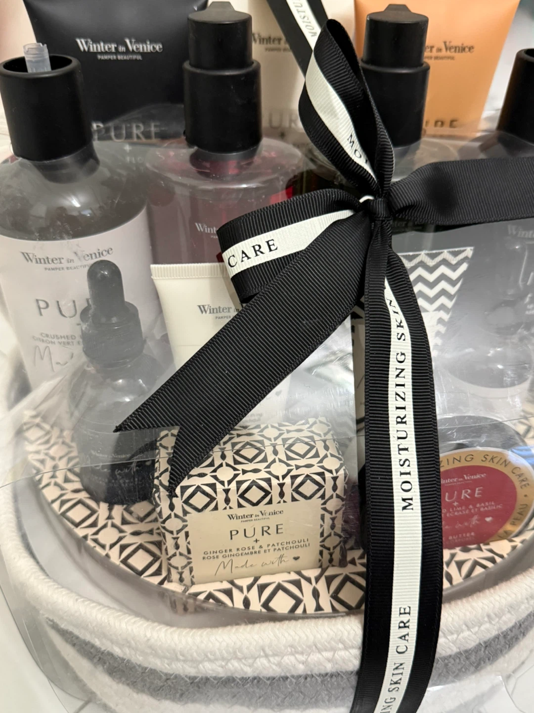 Winter in Venice Gift Basket - photo 2