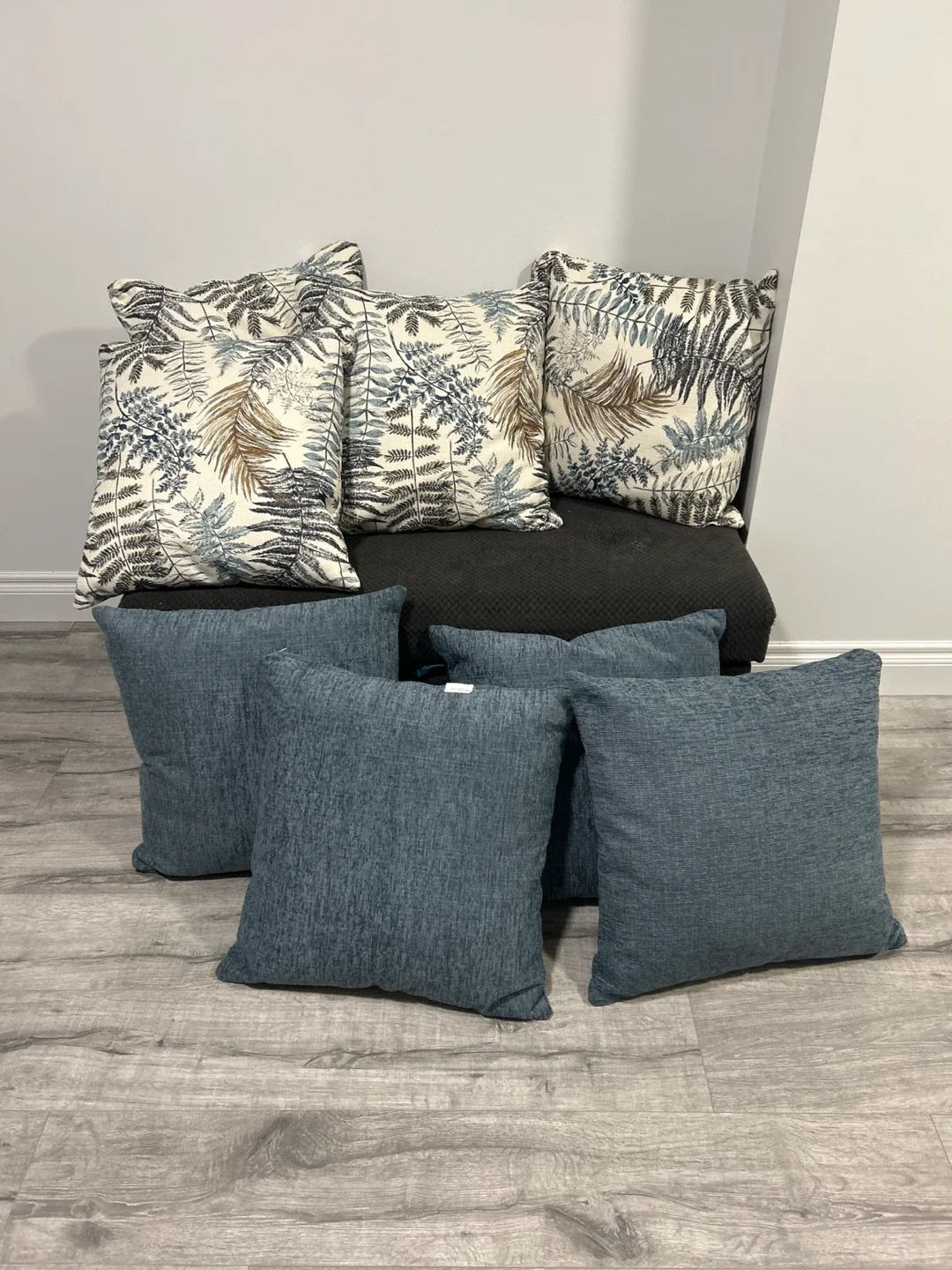 Set of Decorative Throw Pillows