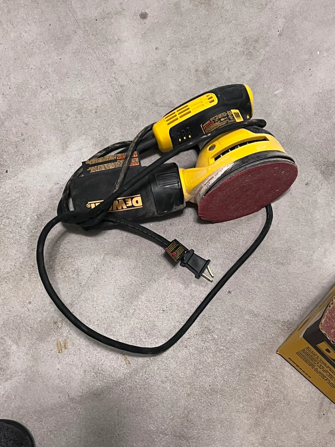 DeWalt DWE6423 5" Random Orbit Sander - photo 3