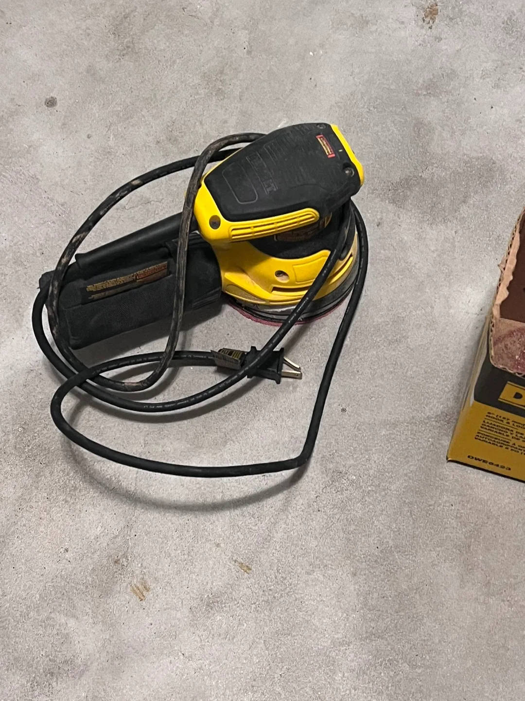 DeWalt DWE6423 5" Random Orbit Sander image indicator(2)