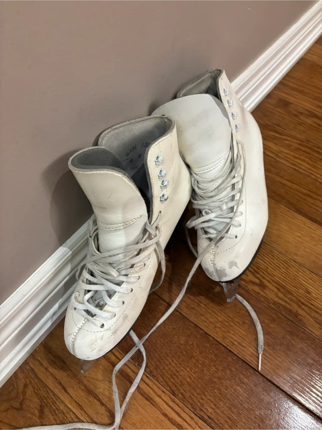 Gamskate White Ice Skates - Size 5.5 image indicator(2)